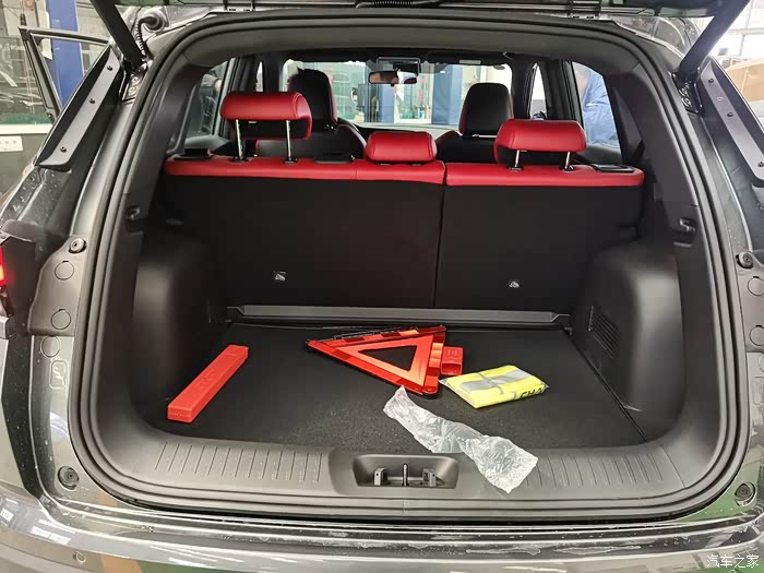 上牌需要准备的三脚架,还有黄马甲,这款车的后备箱空间也是非常大