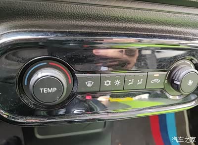 在这里可以调节一个空调的冷风和暖风,还有风量的大小,基本上都是一目