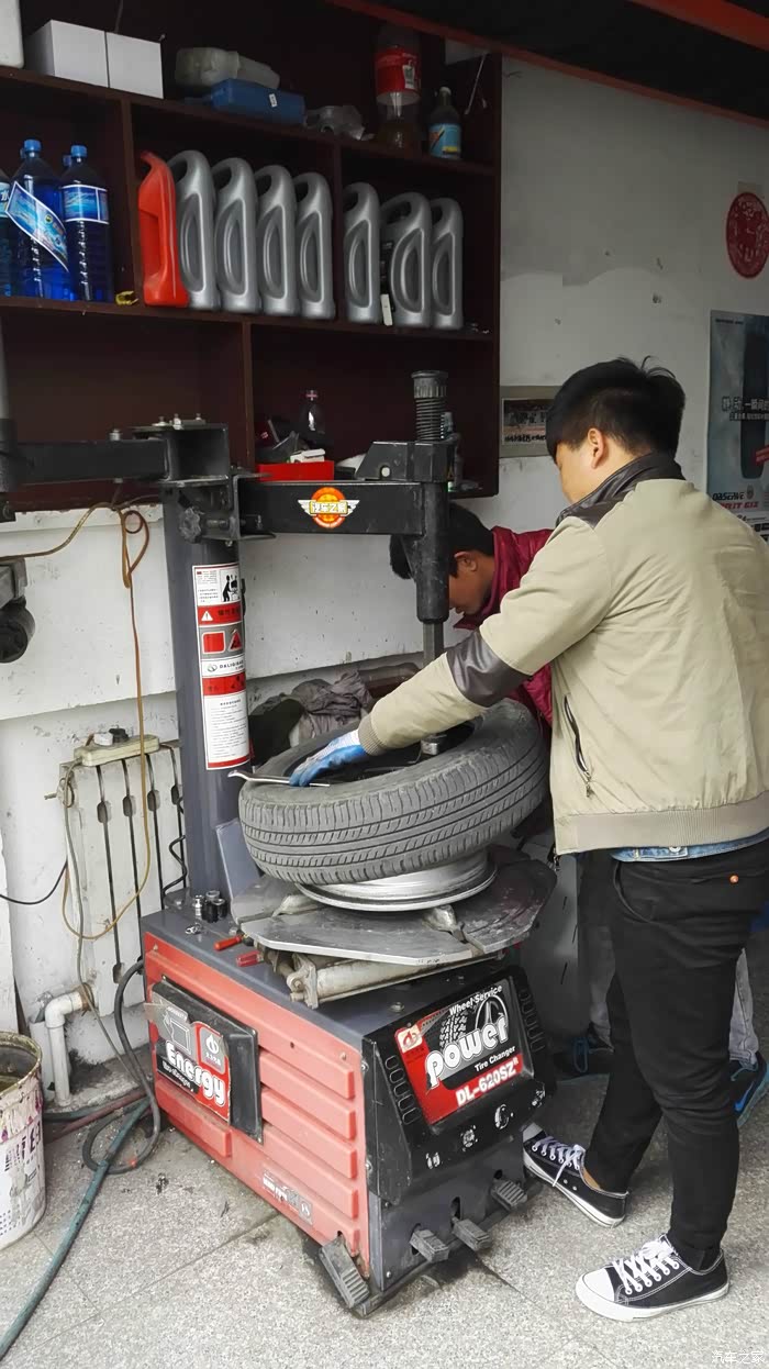 xx的轮胎店,xx正在和论坛供应商研究事情,和我寒暄了几句就进屋了