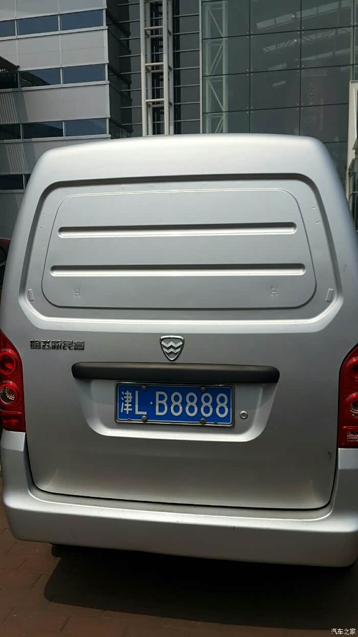今天在塘沽看见一个车牌不平衡啊