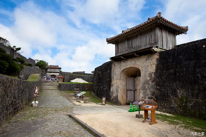 首裡城是位於琉球群島的沖繩島內南部,那霸市以東一座琉球式城堡