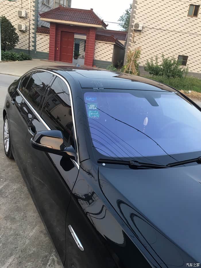 车子今天被石子弄破了,换了个福耀的镀膜玻璃,感觉跟原来贴的膜不搭