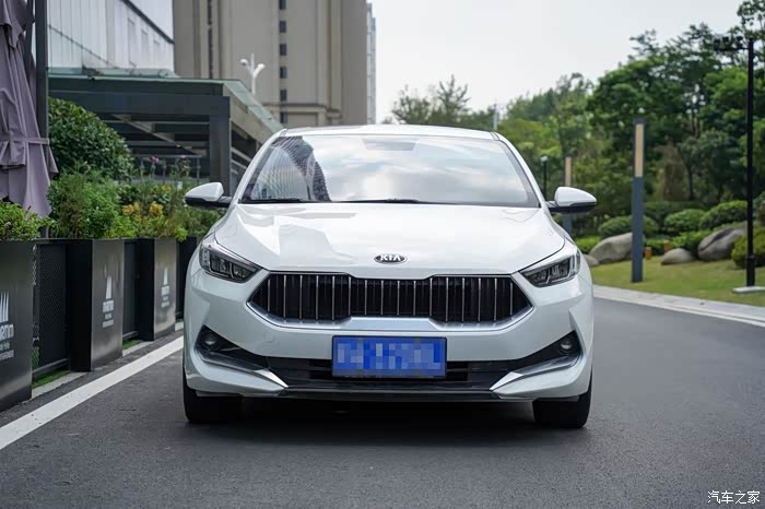 k3的鲨鱼嘴看起来非常凶狠,绝对有保镖的架势.