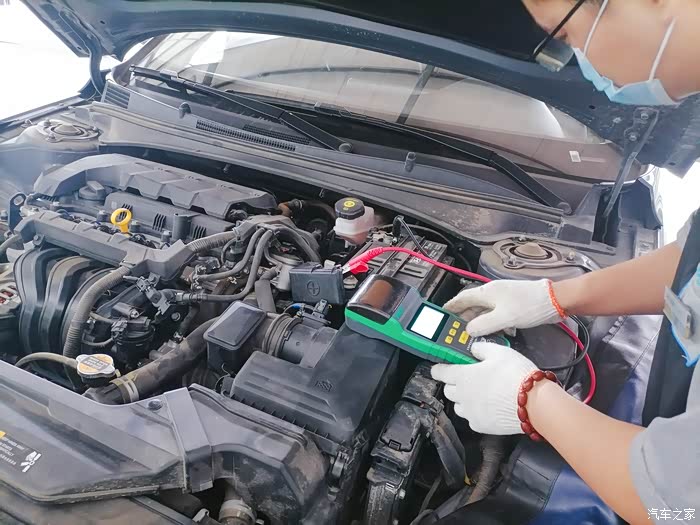 拿出电瓶检测仪检查一下电瓶,显示良好没什么问题