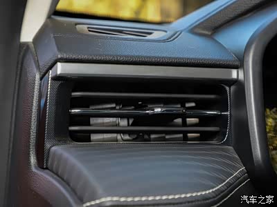 长方形的空调出风口,这个造型看着就觉得很清爽了.