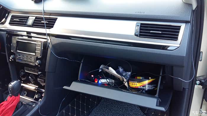 手套箱(很乱,没来及收拾)