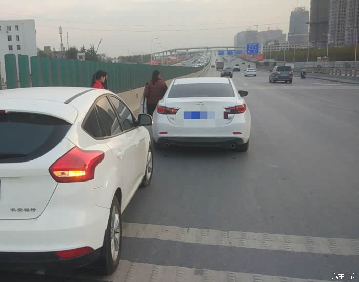 福克斯首撞,对方全责.小福还是很结实的