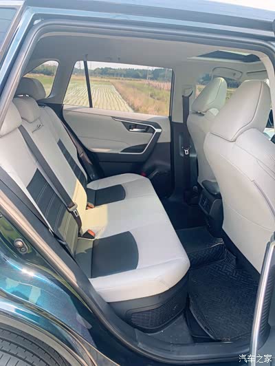 米色内饰,没有黑色内饰那么沉闷,一成不变