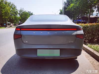 后尾比较凸出的就是它的led尾灯了,效果和光剑一样很犀利.