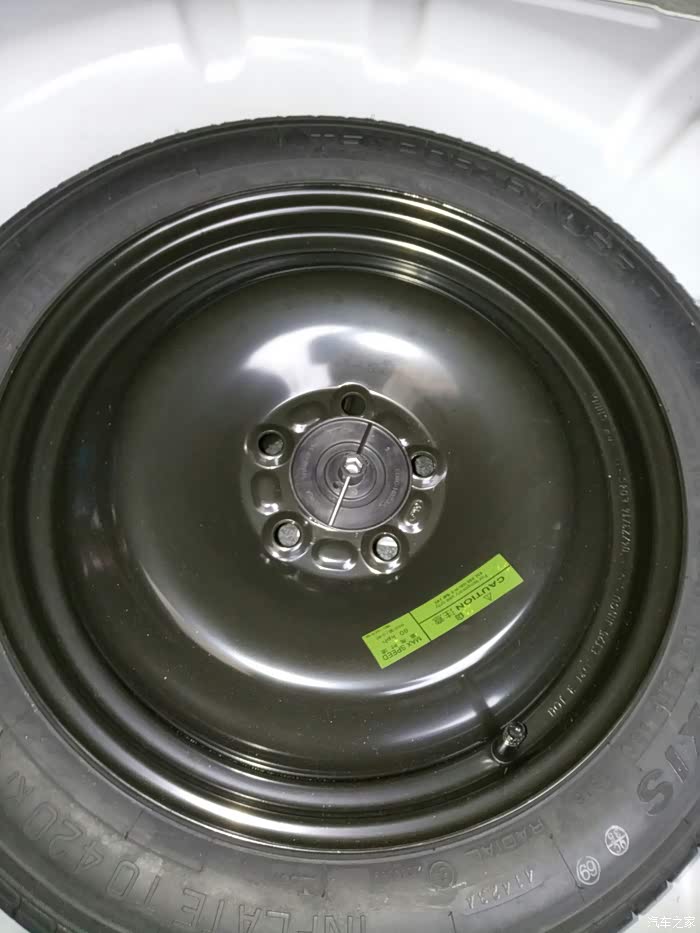 福睿斯的朋友们帮忙放回千斤顶的原图片