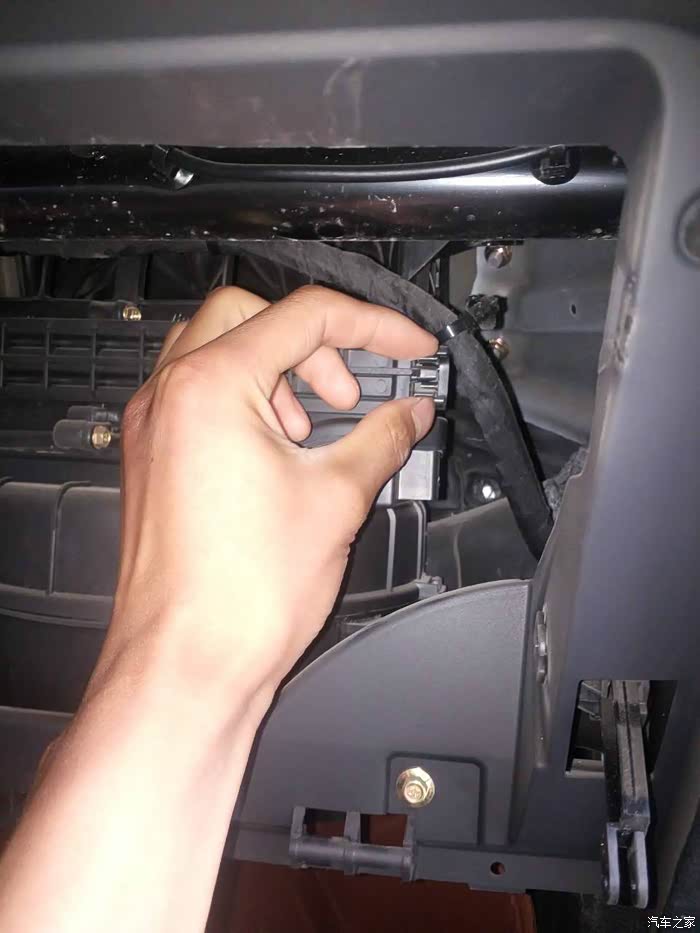 众泰t600更换空调滤芯作业