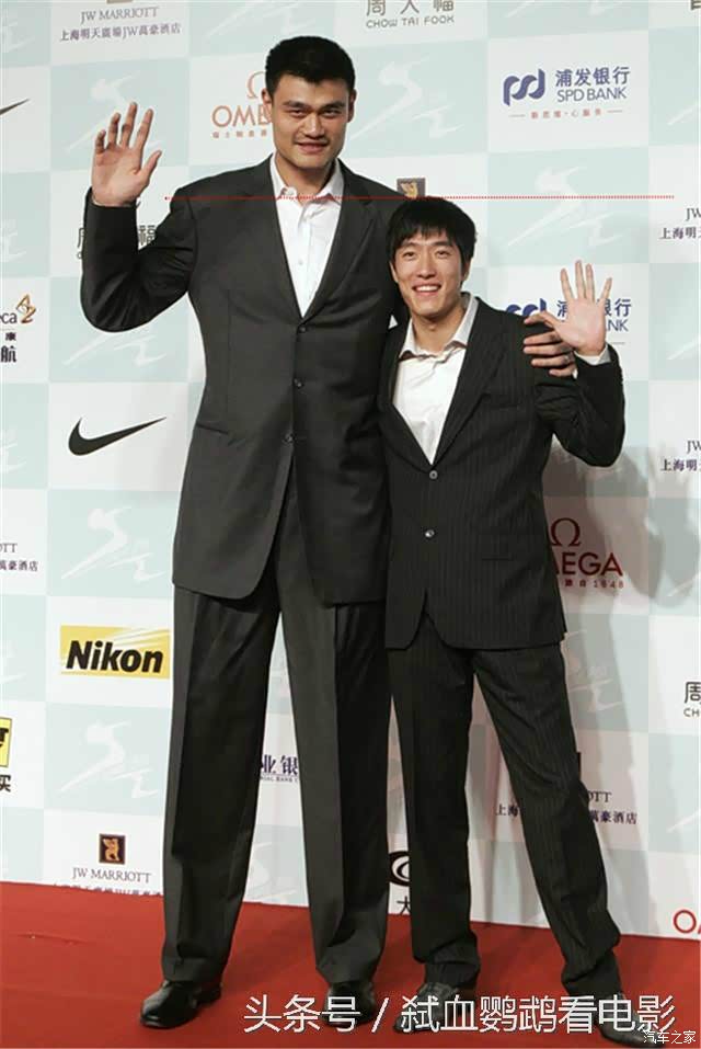 情况不乐观姚明的身高230cm目前可能还在继续增长