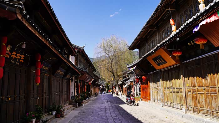 古朴典雅,温婉秀丽,艳阳下的丽江街道