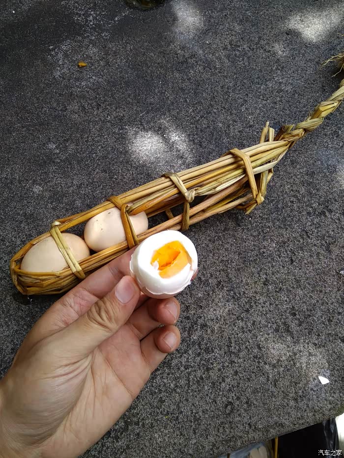 云南八怪 鸡蛋用草串卖