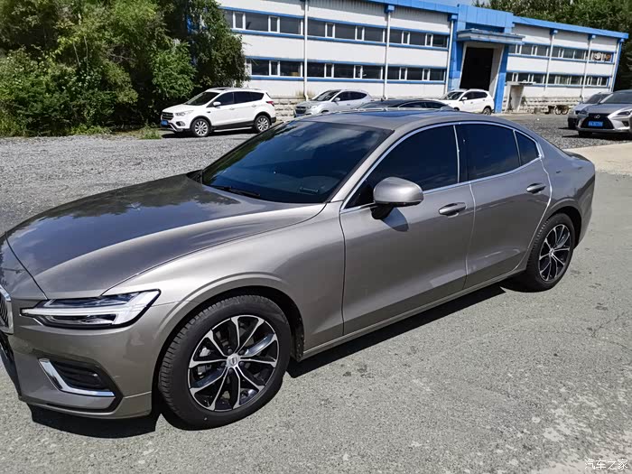 性价比与安全兼得沃尔沃s602022款b4智逸豪华版