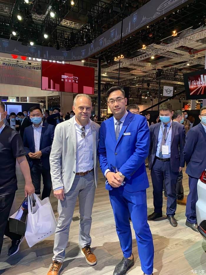车展上和大咖合影