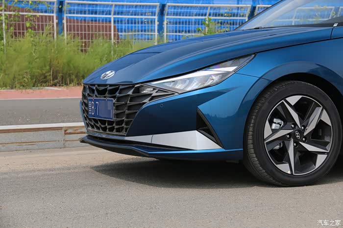 伊兰特冰海蓝靓丽外观照亮新生活