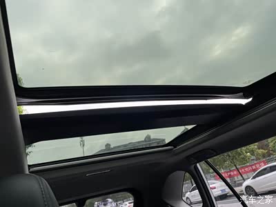 全景天窗还是很给力,开累了躺下来看看天空很舒服.