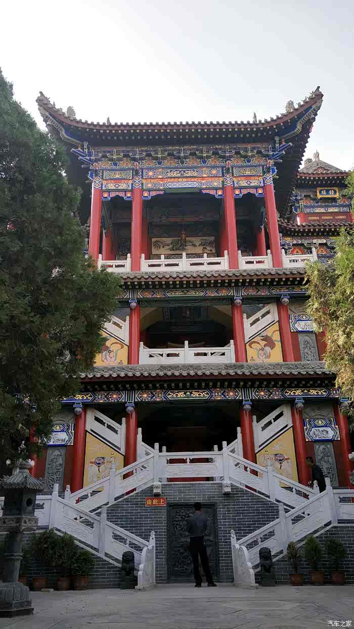 永明寺新建楼阁,雕梁画栋甚雄伟.多年没来,变化挺大的.