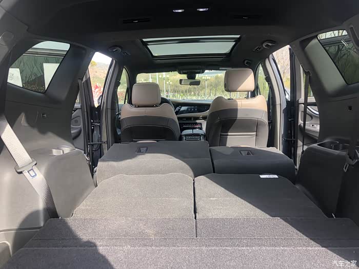 后排座椅可以平整放倒,跟老婆吵架的时候可以呆个一晚上