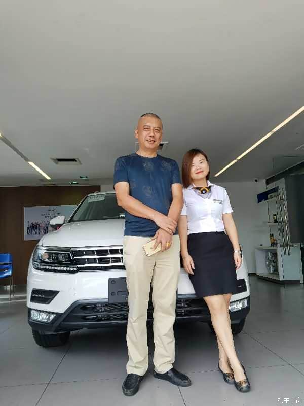 提车了,与销售靓女一起来个大合照