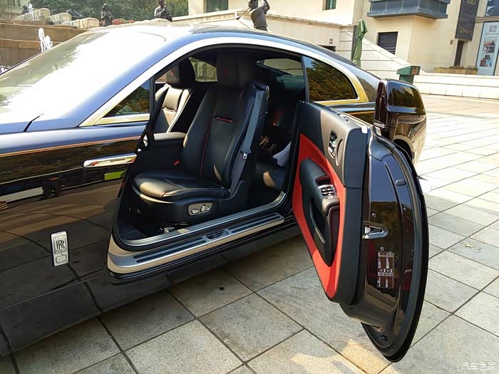 十万一把的劳斯莱斯雨伞不小心插错一次就拿不出来了