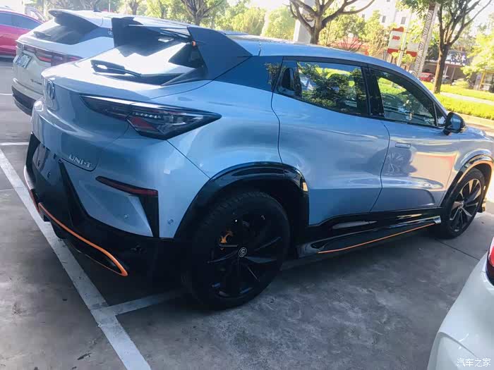 蓝色的运动版长安unit来了快看过来