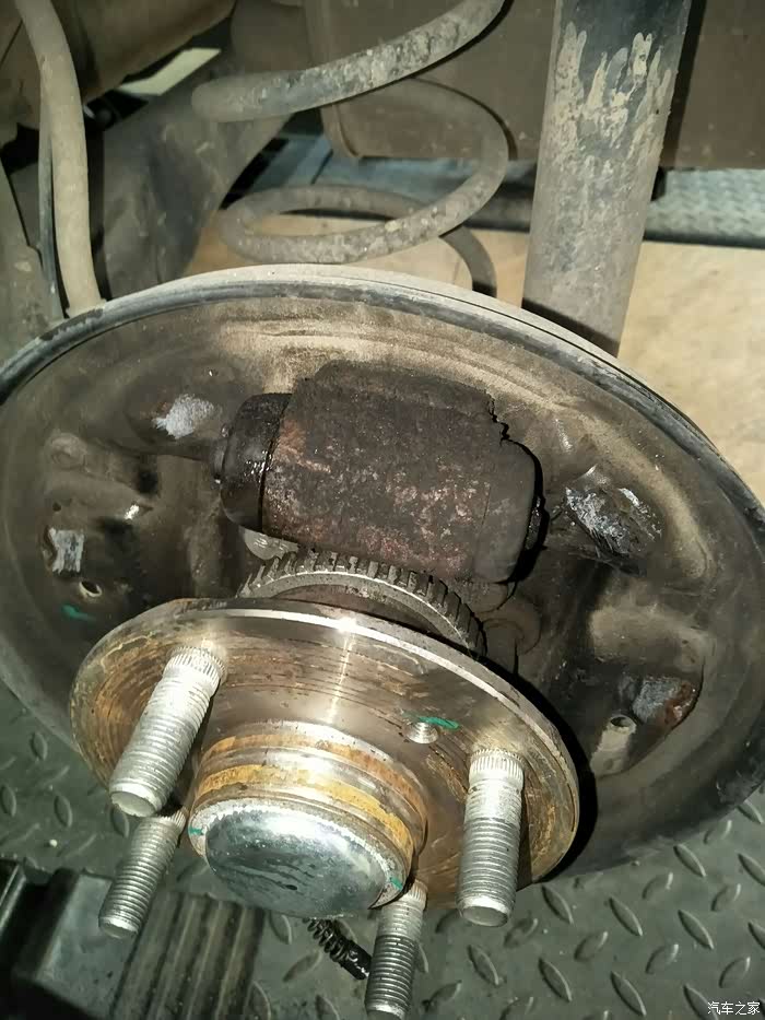 后轮两个轮子刹车油漏了而且里面如此生锈