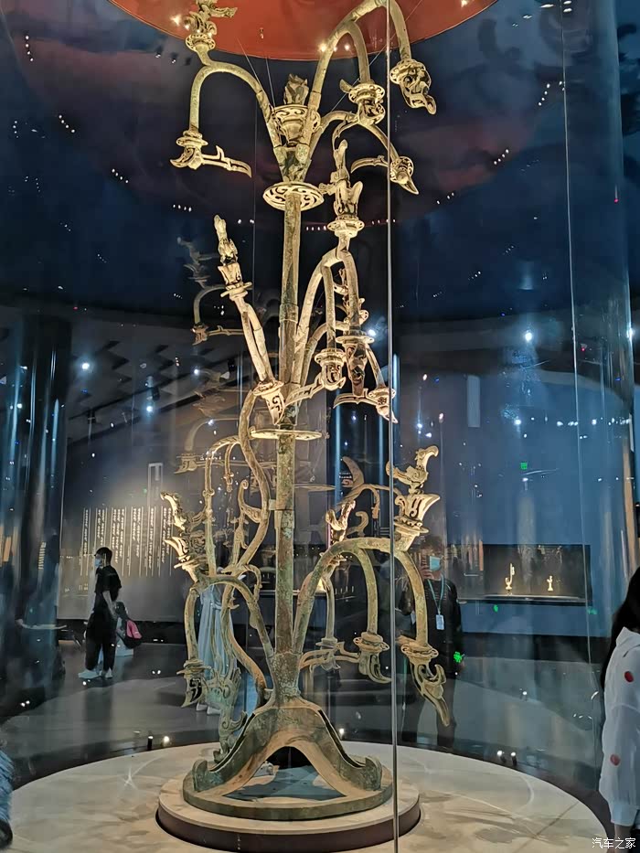 青铜神树高3.96米,商代晚期,公元前1200年左右.