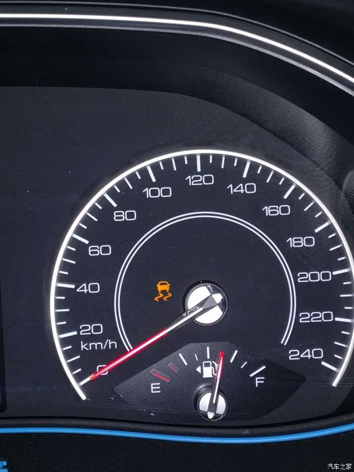 提车第3天,一天之内两次出现这些故障提示,熄火再开就消失.
