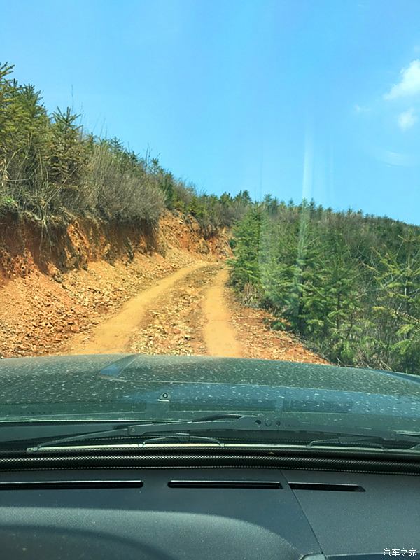 走在勇往直前的路上單人單車穿越大湖山