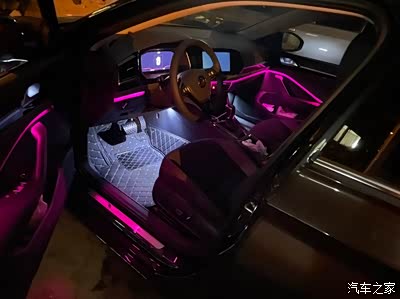 氛围灯,没有说的那么暗,这我不是调到最亮的,毕竟不要影响驾驶