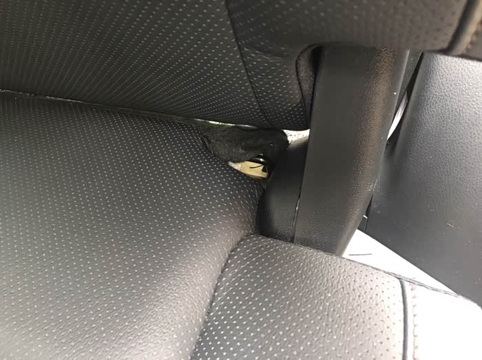 第二排座椅海绵漏出来了,(靠左后门),可以修复吗?