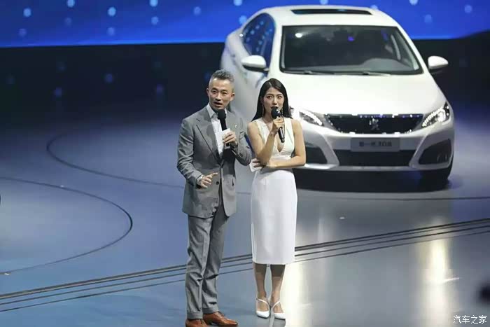 10,主持人程雷和初晓敏