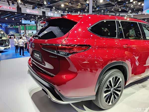 犀利的造型 ,皇冠荣放亮相上海车展