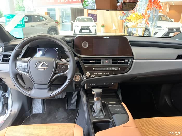 新雷克萨斯es200到店实拍,你觉得新款怎么样