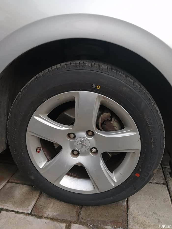 【图】老308换轮胎作业_标致308论坛_汽车之家论坛