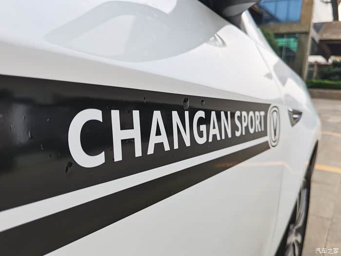 为爱车贴车身拉花帅气的运动造型