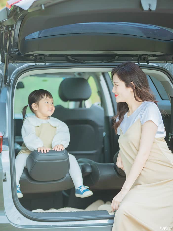 女本柔弱为母则刚辣妈萌宝开五菱凯捷享受温馨的亲子时光