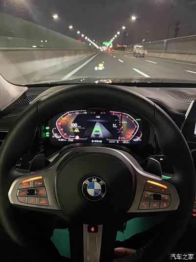 机场高速上半自动驾驶相当给力