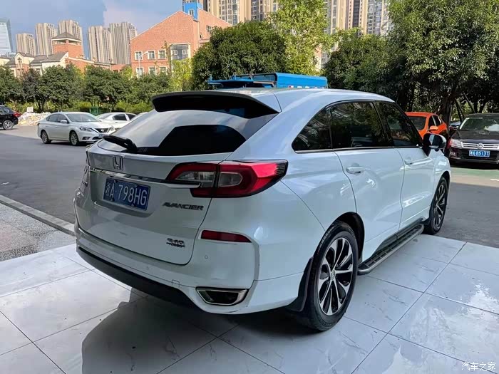 18年的顶配冠道白色