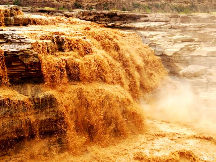 黄河壶口瀑布奔腾不息