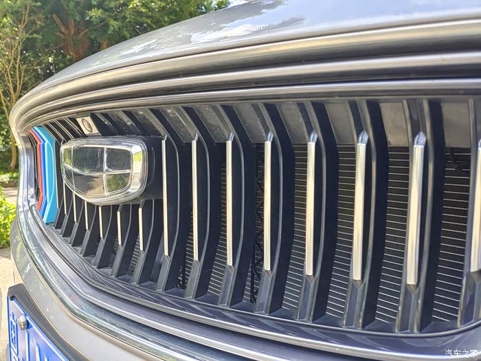 竖状的进气格栅,好像更能衬托视觉上的感受.