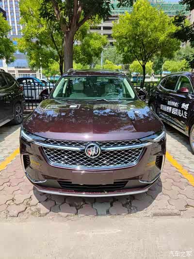 看外观,酒红色看上去高端大气,波浪形式的进气格栅,拉宽了视觉.