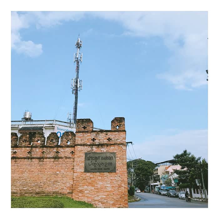 西边的松达门(suan dok gate)