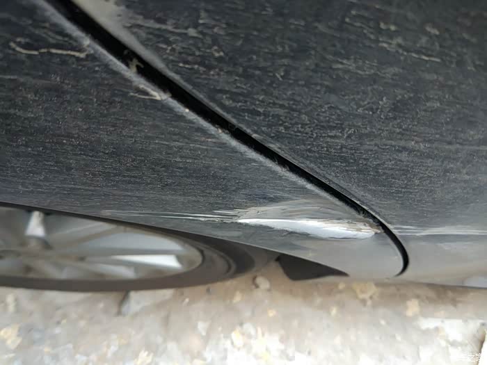 求助右后翼子板刮坏了