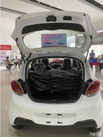 展厅看奔奔e-star 国民版,决定加入长安家族