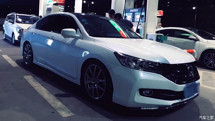 九代雅阁改装美版运动中网碳纤前唇贴黑顶上山