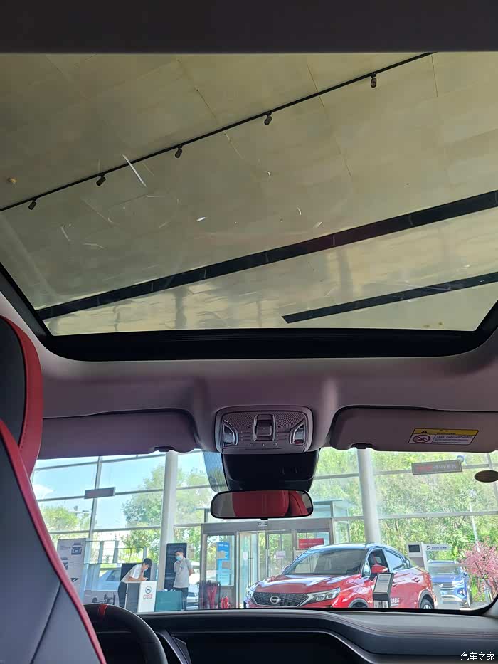 天窗尺寸很大,从车里看着很爽.