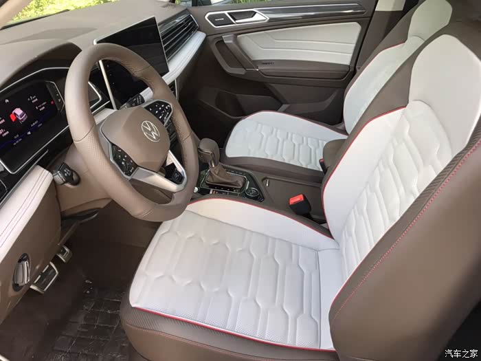 拼接颜色的内饰设计